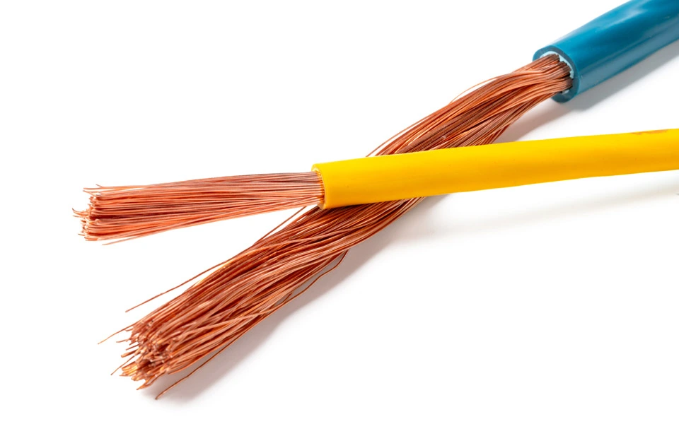 Fios elétricos multicoloridos com fios de cobre expostos