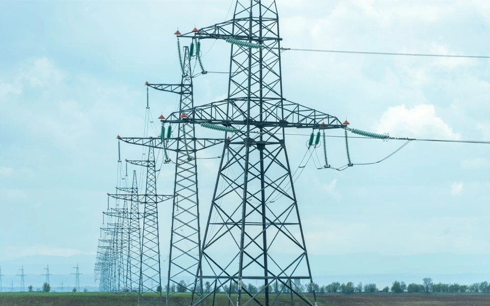 Torres de alta tensão com cabo de fio na estação de distribuição.