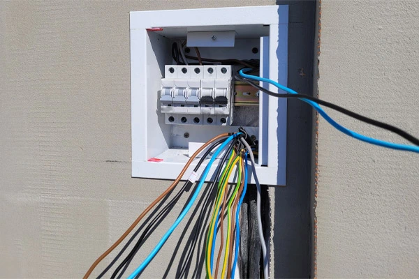 Caixa de distribuição de eletricidade com fios e disjuntores
