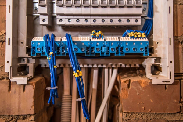 Painel elétrico com fios e disjuntores.